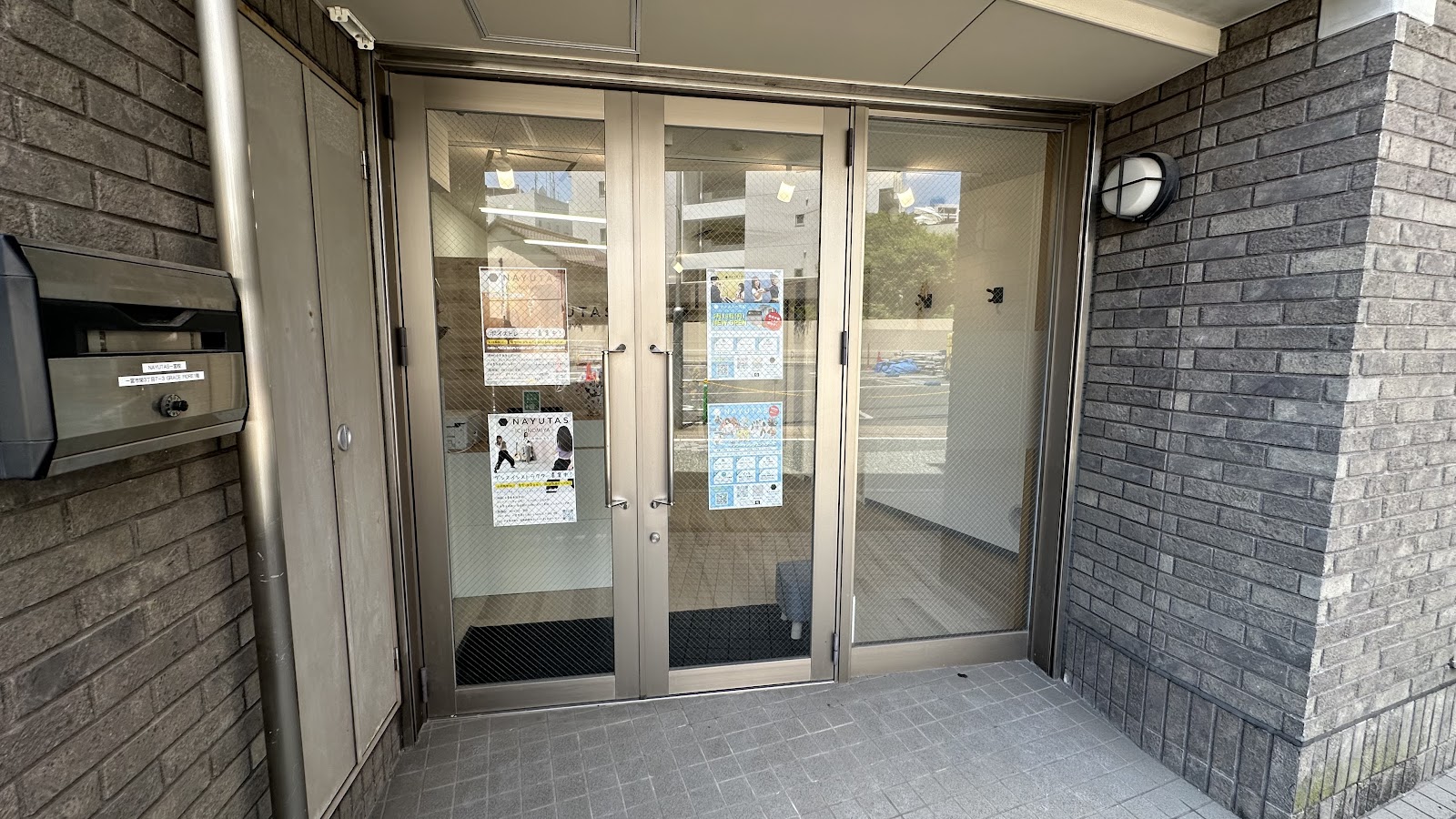 建物の通路から見たNAYUTAS一宮校の入口