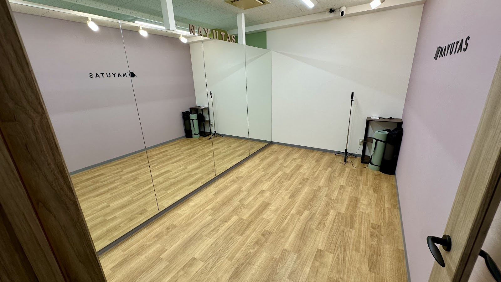 入口から見たNAYUTAS一宮校の広いダンスルーム