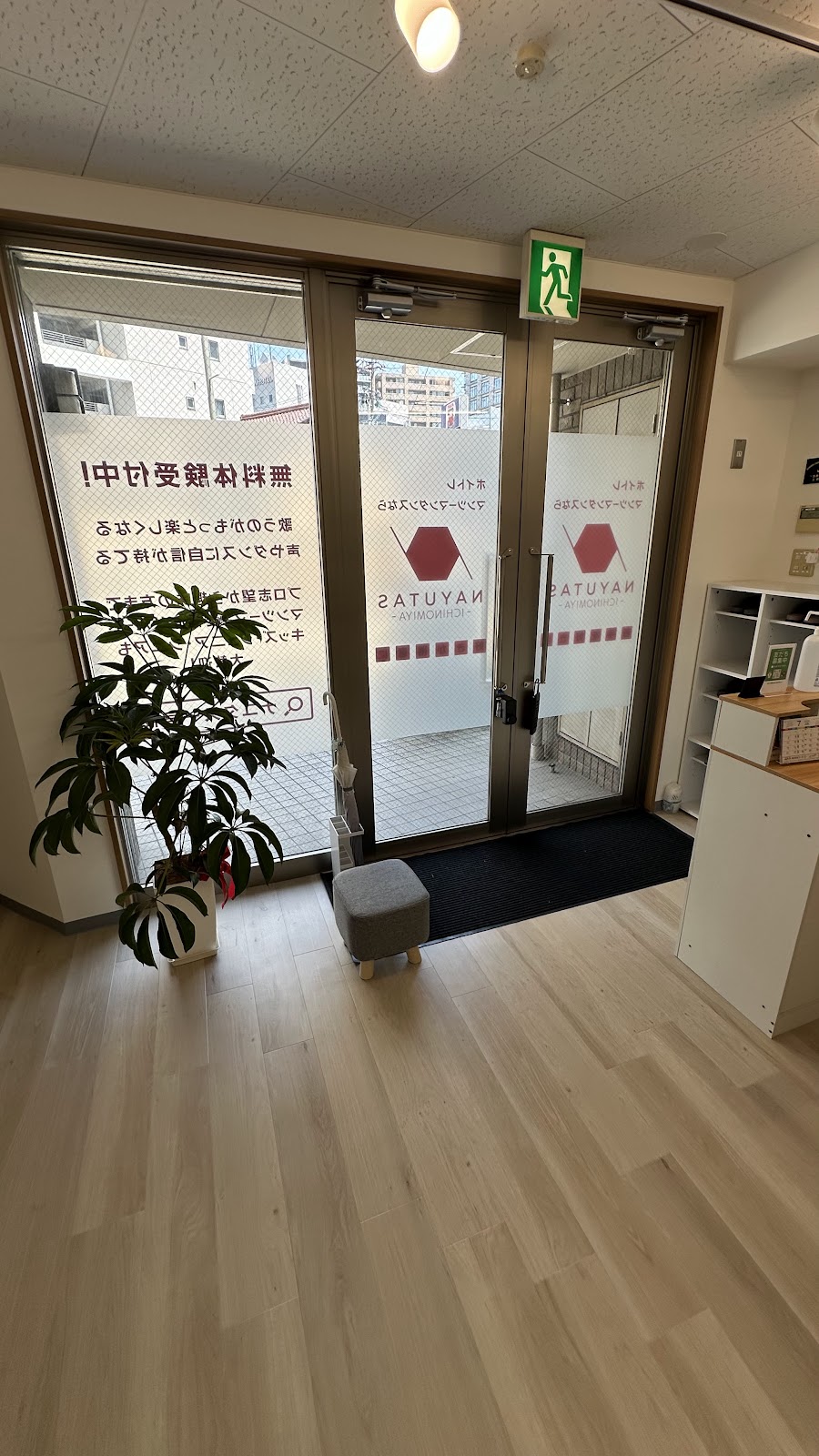 NAYUTAS一宮校の校内から見た明るい玄関