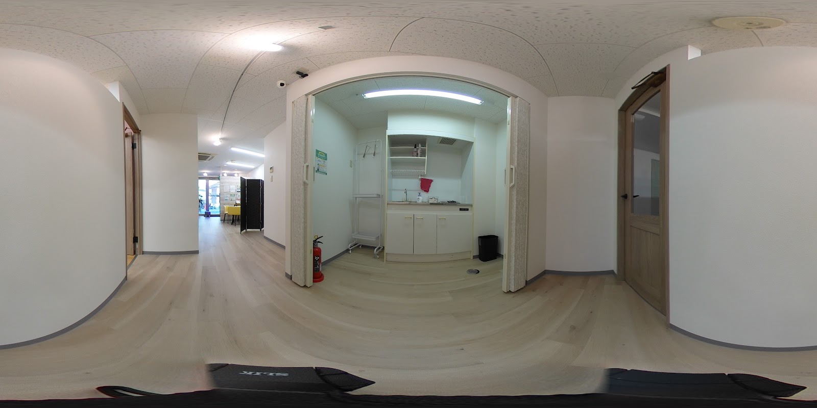 NAYUTAS一宮校のレッスンルームへ続く廊下の全景