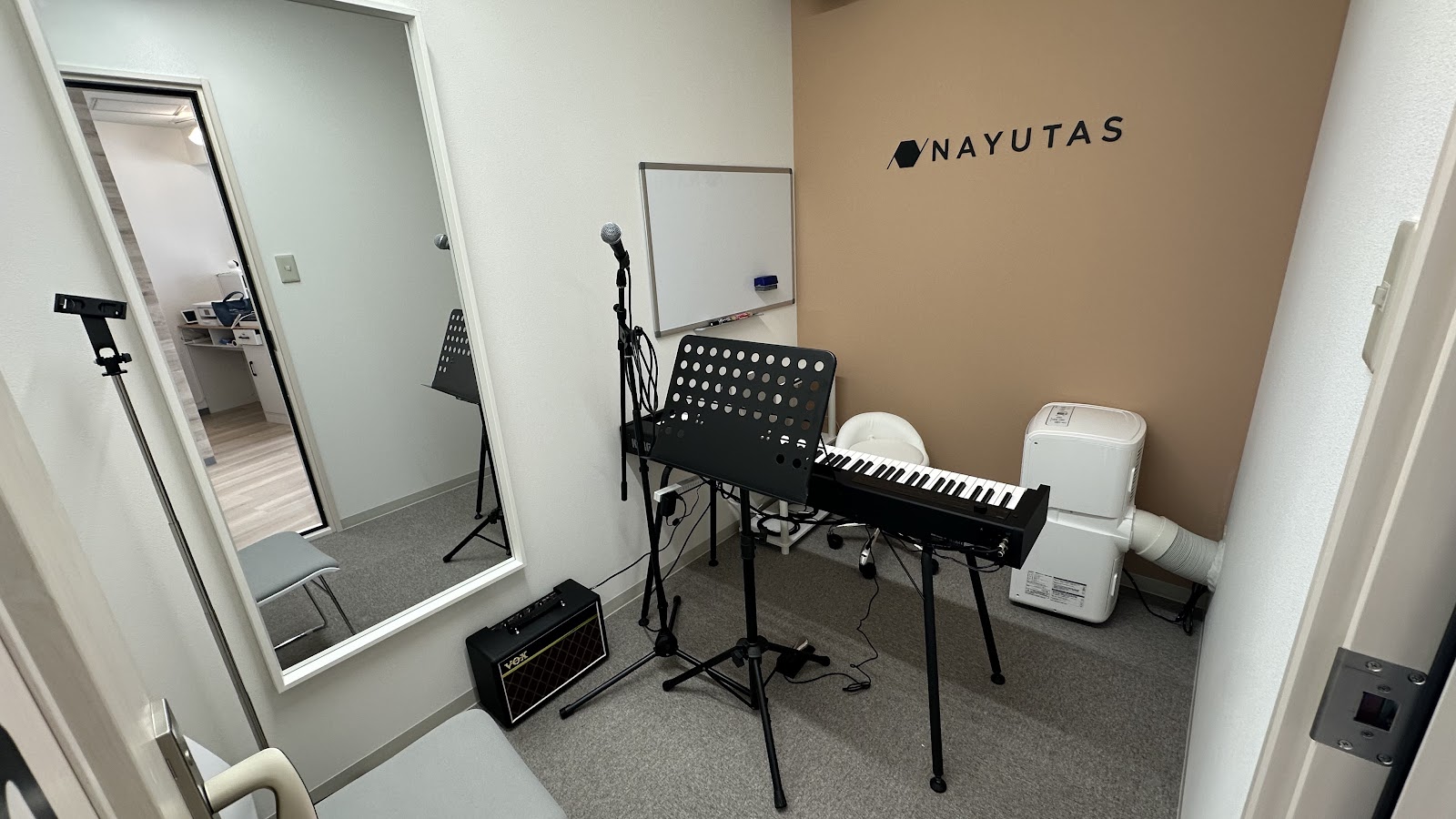 NAYUTAS一宮校の鏡と電子ピアノを備えたレッスンルーム